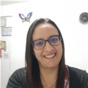 Maestra de inicial y primaria da apoyo y reforzamiento, ayuda con las tareas escolares